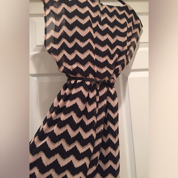 Lily Rose Chevron Print Dress - Picture 4 of 5